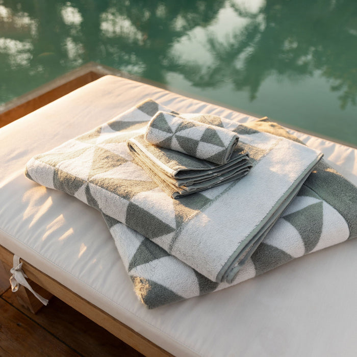 Set of luxurious Australian cotton bath towels by Italic, featuring soft, plush texture for home bathroom use